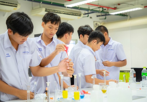 ภาพกิจกรรม  คณะวิทยาศาสตร์และเทคโนโลยี ร่วมกับโรงเรียนตากพิทยาคม จัดโครงการการจัดการเรียนการสอนวิชาวิทยาศาสตร์ คณิตศาสตร์ และคอมพิวเตอร์ โดยใช้ภาษาอังกฤษเป็นสื่อ (EIS: English for Integrated Studies)