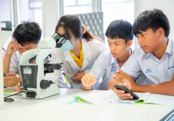 ภาพกิจกรรม  คณะวิทยาศาสตร์และเทคโนโลยี ร่วมกับโรงเรียนตากพิทยาคม จัดโครงการการจัดการเรียนการสอนวิชาวิทยาศาสตร์ คณิตศาสตร์ และคอมพิวเตอร์ โดยใช้ภาษาอังกฤษเป็นสื่อ (EIS: English for Integrated Studies)