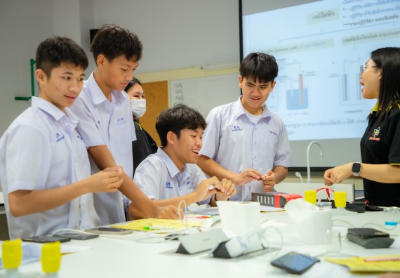 ภาพกิจกรรม  คณะวิทยาศาสตร์และเทคโนโลยี ร่วมกับโรงเรียนตากพิทยาคม จัดโครงการการจัดการเรียนการสอนวิชาวิทยาศาสตร์ คณิตศาสตร์ และคอมพิวเตอร์ โดยใช้ภาษาอังกฤษเป็นสื่อ (EIS: English for Integrated Studies)