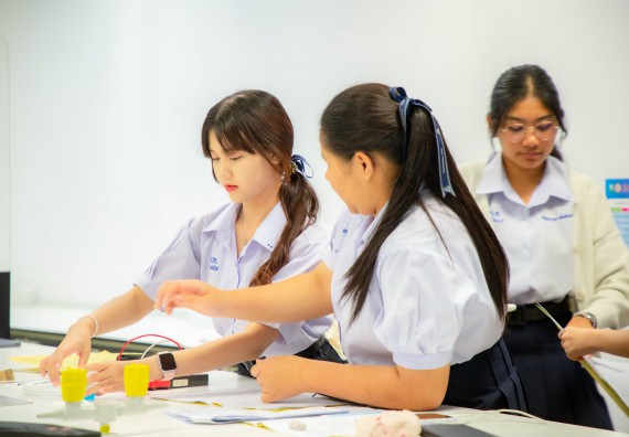 ภาพกิจกรรม  คณะวิทยาศาสตร์และเทคโนโลยี ร่วมกับโรงเรียนตากพิทยาคม จัดโครงการการจัดการเรียนการสอนวิชาวิทยาศาสตร์ คณิตศาสตร์ และคอมพิวเตอร์ โดยใช้ภาษาอังกฤษเป็นสื่อ (EIS: English for Integrated Studies)