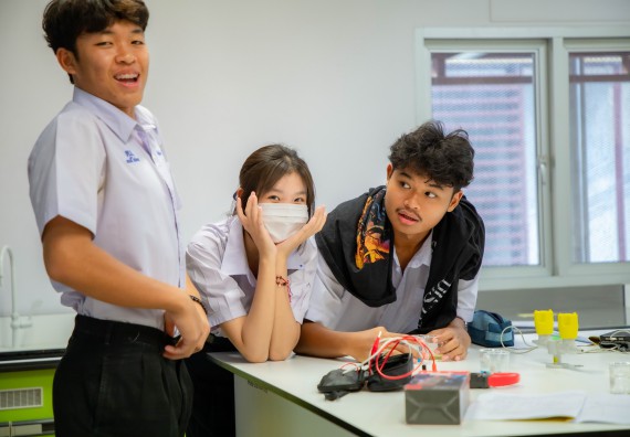 ภาพกิจกรรม  คณะวิทยาศาสตร์และเทคโนโลยี ร่วมกับโรงเรียนตากพิทยาคม จัดโครงการการจัดการเรียนการสอนวิชาวิทยาศาสตร์ คณิตศาสตร์ และคอมพิวเตอร์ โดยใช้ภาษาอังกฤษเป็นสื่อ (EIS: English for Integrated Studies)