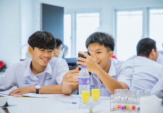 ภาพกิจกรรม  คณะวิทยาศาสตร์และเทคโนโลยี ร่วมกับโรงเรียนตากพิทยาคม จัดโครงการการจัดการเรียนการสอนวิชาวิทยาศาสตร์ คณิตศาสตร์ และคอมพิวเตอร์ โดยใช้ภาษาอังกฤษเป็นสื่อ (EIS: English for Integrated Studies)