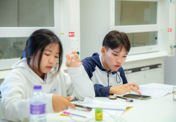 ภาพกิจกรรม  คณะวิทยาศาสตร์และเทคโนโลยี ร่วมกับโรงเรียนตากพิทยาคม จัดโครงการการจัดการเรียนการสอนวิชาวิทยาศาสตร์ คณิตศาสตร์ และคอมพิวเตอร์ โดยใช้ภาษาอังกฤษเป็นสื่อ (EIS: English for Integrated Studies)