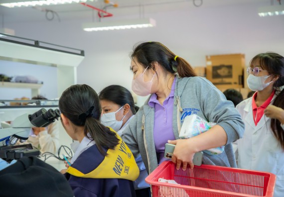 ภาพกิจกรรม  คณะวิทยาศาสตร์และเทคโนโลยี ร่วมกับโรงเรียนตากพิทยาคม จัดโครงการการจัดการเรียนการสอนวิชาวิทยาศาสตร์ คณิตศาสตร์ และคอมพิวเตอร์ โดยใช้ภาษาอังกฤษเป็นสื่อ (EIS: English for Integrated Studies)