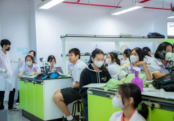 ภาพกิจกรรม  คณะวิทยาศาสตร์และเทคโนโลยี ร่วมกับโรงเรียนตากพิทยาคม จัดโครงการการจัดการเรียนการสอนวิชาวิทยาศาสตร์ คณิตศาสตร์ และคอมพิวเตอร์ โดยใช้ภาษาอังกฤษเป็นสื่อ (EIS: English for Integrated Studies)