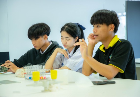 ภาพกิจกรรม  คณะวิทยาศาสตร์และเทคโนโลยี ร่วมกับโรงเรียนตากพิทยาคม จัดโครงการการจัดการเรียนการสอนวิชาวิทยาศาสตร์ คณิตศาสตร์ และคอมพิวเตอร์ โดยใช้ภาษาอังกฤษเป็นสื่อ (EIS: English for Integrated Studies)