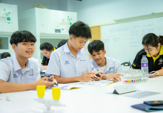 ภาพกิจกรรม  คณะวิทยาศาสตร์และเทคโนโลยี ร่วมกับโรงเรียนตากพิทยาคม จัดโครงการการจัดการเรียนการสอนวิชาวิทยาศาสตร์ คณิตศาสตร์ และคอมพิวเตอร์ โดยใช้ภาษาอังกฤษเป็นสื่อ (EIS: English for Integrated Studies)