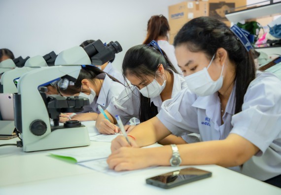 ภาพกิจกรรม  คณะวิทยาศาสตร์และเทคโนโลยี ร่วมกับโรงเรียนตากพิทยาคม จัดโครงการการจัดการเรียนการสอนวิชาวิทยาศาสตร์ คณิตศาสตร์ และคอมพิวเตอร์ โดยใช้ภาษาอังกฤษเป็นสื่อ (EIS: English for Integrated Studies)