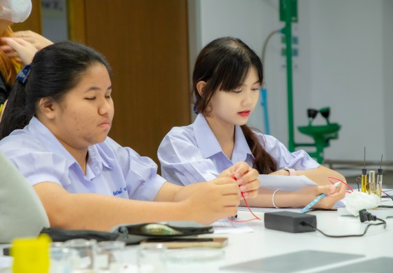 ภาพกิจกรรม  คณะวิทยาศาสตร์และเทคโนโลยี ร่วมกับโรงเรียนตากพิทยาคม จัดโครงการการจัดการเรียนการสอนวิชาวิทยาศาสตร์ คณิตศาสตร์ และคอมพิวเตอร์ โดยใช้ภาษาอังกฤษเป็นสื่อ (EIS: English for Integrated Studies)