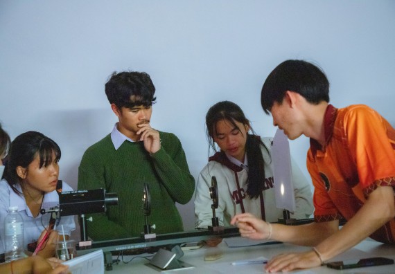 ภาพกิจกรรม  คณะวิทยาศาสตร์และเทคโนโลยี ร่วมกับโรงเรียนตากพิทยาคม จัดโครงการการจัดการเรียนการสอนวิชาวิทยาศาสตร์ คณิตศาสตร์ และคอมพิวเตอร์ โดยใช้ภาษาอังกฤษเป็นสื่อ (EIS: English for Integrated Studies)