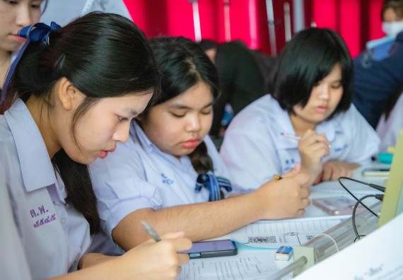 ภาพกิจกรรม  คณะวิทยาศาสตร์และเทคโนโลยี ร่วมกับโรงเรียนตากพิทยาคม จัดโครงการการจัดการเรียนการสอนวิชาวิทยาศาสตร์ คณิตศาสตร์ และคอมพิวเตอร์ โดยใช้ภาษาอังกฤษเป็นสื่อ (EIS: English for Integrated Studies)