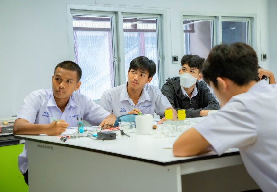 ภาพกิจกรรม  คณะวิทยาศาสตร์และเทคโนโลยี ร่วมกับโรงเรียนตากพิทยาคม จัดโครงการการจัดการเรียนการสอนวิชาวิทยาศาสตร์ คณิตศาสตร์ และคอมพิวเตอร์ โดยใช้ภาษาอังกฤษเป็นสื่อ (EIS: English for Integrated Studies)