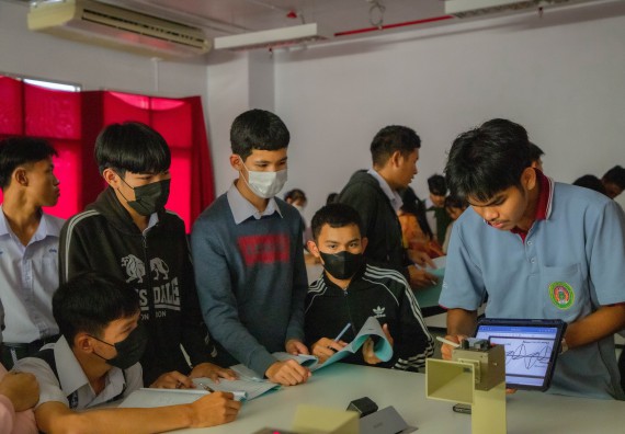 ภาพกิจกรรม  คณะวิทยาศาสตร์และเทคโนโลยี ร่วมกับโรงเรียนตากพิทยาคม จัดโครงการการจัดการเรียนการสอนวิชาวิทยาศาสตร์ คณิตศาสตร์ และคอมพิวเตอร์ โดยใช้ภาษาอังกฤษเป็นสื่อ (EIS: English for Integrated Studies)