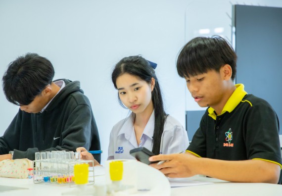 ภาพกิจกรรม  คณะวิทยาศาสตร์และเทคโนโลยี ร่วมกับโรงเรียนตากพิทยาคม จัดโครงการการจัดการเรียนการสอนวิชาวิทยาศาสตร์ คณิตศาสตร์ และคอมพิวเตอร์ โดยใช้ภาษาอังกฤษเป็นสื่อ (EIS: English for Integrated Studies)