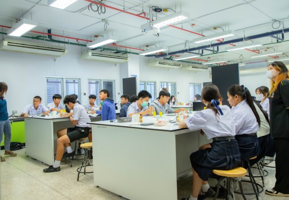 ภาพกิจกรรม  คณะวิทยาศาสตร์และเทคโนโลยี ร่วมกับโรงเรียนตากพิทยาคม จัดโครงการการจัดการเรียนการสอนวิชาวิทยาศาสตร์ คณิตศาสตร์ และคอมพิวเตอร์ โดยใช้ภาษาอังกฤษเป็นสื่อ (EIS: English for Integrated Studies)