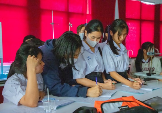 ภาพกิจกรรม  คณะวิทยาศาสตร์และเทคโนโลยี ร่วมกับโรงเรียนตากพิทยาคม จัดโครงการการจัดการเรียนการสอนวิชาวิทยาศาสตร์ คณิตศาสตร์ และคอมพิวเตอร์ โดยใช้ภาษาอังกฤษเป็นสื่อ (EIS: English for Integrated Studies)