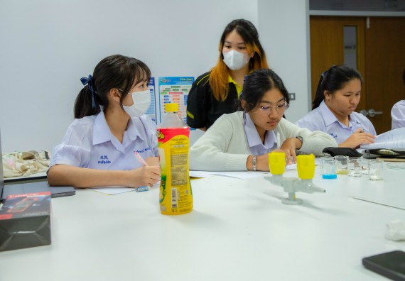 ภาพกิจกรรม  คณะวิทยาศาสตร์และเทคโนโลยี ร่วมกับโรงเรียนตากพิทยาคม จัดโครงการการจัดการเรียนการสอนวิชาวิทยาศาสตร์ คณิตศาสตร์ และคอมพิวเตอร์ โดยใช้ภาษาอังกฤษเป็นสื่อ (EIS: English for Integrated Studies)