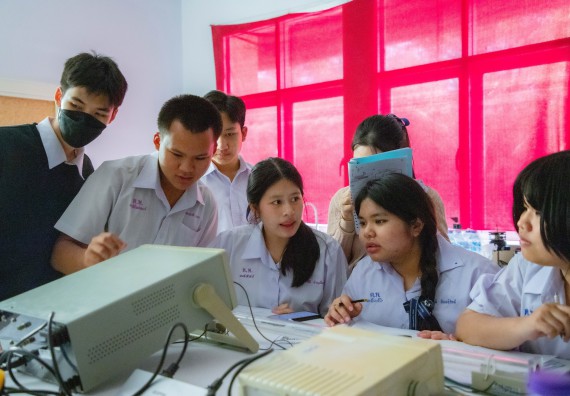 ภาพกิจกรรม  คณะวิทยาศาสตร์และเทคโนโลยี ร่วมกับโรงเรียนตากพิทยาคม จัดโครงการการจัดการเรียนการสอนวิชาวิทยาศาสตร์ คณิตศาสตร์ และคอมพิวเตอร์ โดยใช้ภาษาอังกฤษเป็นสื่อ (EIS: English for Integrated Studies)
