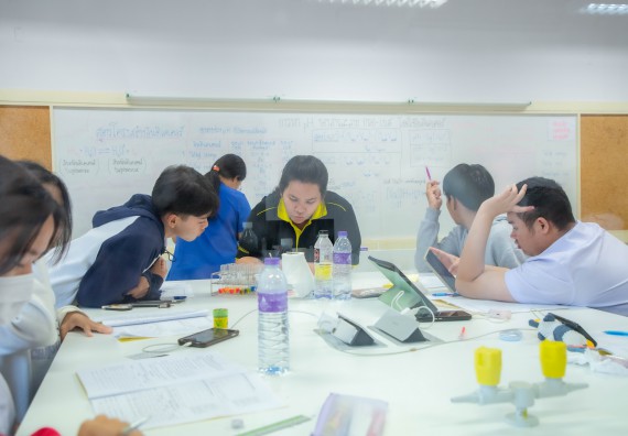 ภาพกิจกรรม  คณะวิทยาศาสตร์และเทคโนโลยี ร่วมกับโรงเรียนตากพิทยาคม จัดโครงการการจัดการเรียนการสอนวิชาวิทยาศาสตร์ คณิตศาสตร์ และคอมพิวเตอร์ โดยใช้ภาษาอังกฤษเป็นสื่อ (EIS: English for Integrated Studies)