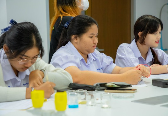 ภาพกิจกรรม  คณะวิทยาศาสตร์และเทคโนโลยี ร่วมกับโรงเรียนตากพิทยาคม จัดโครงการการจัดการเรียนการสอนวิชาวิทยาศาสตร์ คณิตศาสตร์ และคอมพิวเตอร์ โดยใช้ภาษาอังกฤษเป็นสื่อ (EIS: English for Integrated Studies)