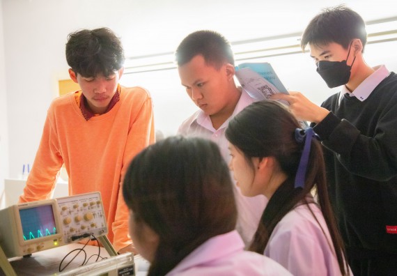 ภาพกิจกรรม  คณะวิทยาศาสตร์และเทคโนโลยี ร่วมกับโรงเรียนตากพิทยาคม จัดโครงการการจัดการเรียนการสอนวิชาวิทยาศาสตร์ คณิตศาสตร์ และคอมพิวเตอร์ โดยใช้ภาษาอังกฤษเป็นสื่อ (EIS: English for Integrated Studies)