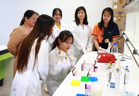 ภาพกิจกรรม  ศูนย์วิทยาศาสตร์และวิทยาศาสตร์ประยุกต์ จัดโครงการสัมมนาเชิงปฏิบัติการ PCR and Real-time PCR workflow Solution