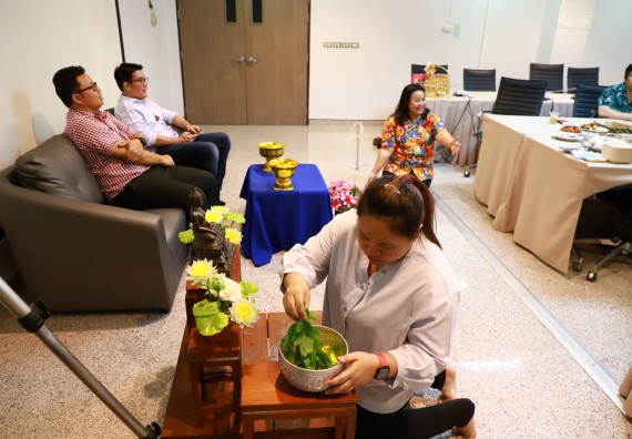 ผู้บริหารและเจ้าหน้าที่สำนักงานคณบดี รดน้ำดำหัวและขอพรคณบดี เนื่องในวันสงกรานต์ สืบสารประเพณีไทย