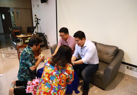 ผู้บริหารและเจ้าหน้าที่สำนักงานคณบดี รดน้ำดำหัวและขอพรคณบดี เนื่องในวันสงกรานต์ สืบสารประเพณีไทย