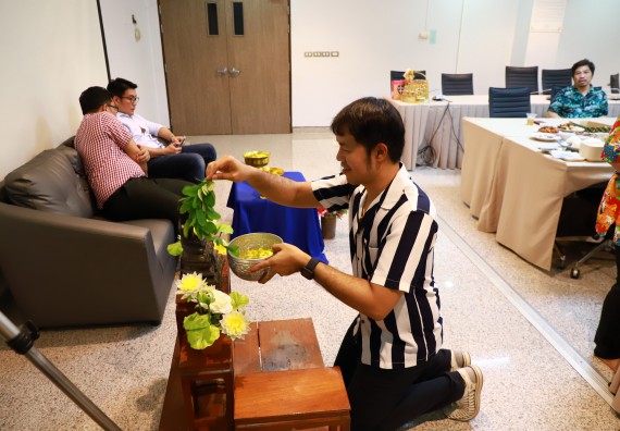 ผู้บริหารและเจ้าหน้าที่สำนักงานคณบดี รดน้ำดำหัวและขอพรคณบดี เนื่องในวันสงกรานต์ สืบสารประเพณีไทย
