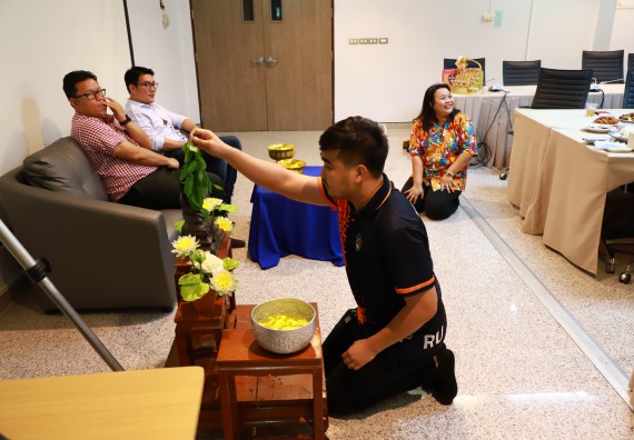 ผู้บริหารและเจ้าหน้าที่สำนักงานคณบดี รดน้ำดำหัวและขอพรคณบดี เนื่องในวันสงกรานต์ สืบสารประเพณีไทย