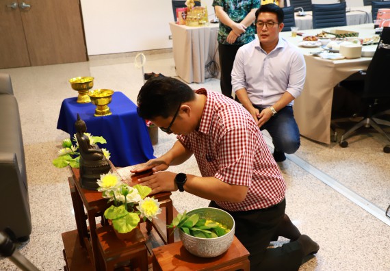 ผู้บริหารและเจ้าหน้าที่สำนักงานคณบดี รดน้ำดำหัวและขอพรคณบดี เนื่องในวันสงกรานต์ สืบสารประเพณีไทย