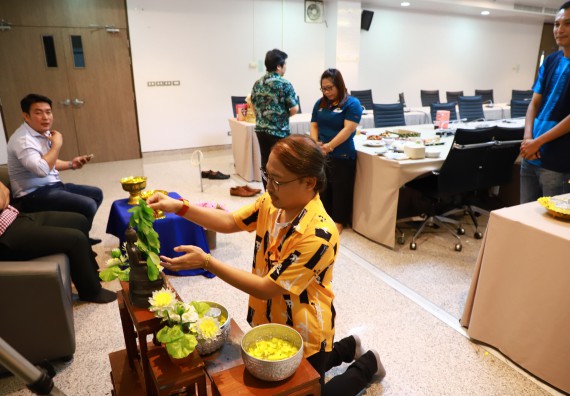 ผู้บริหารและเจ้าหน้าที่สำนักงานคณบดี รดน้ำดำหัวและขอพรคณบดี เนื่องในวันสงกรานต์ สืบสารประเพณีไทย