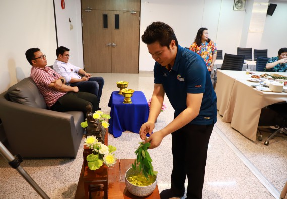 ผู้บริหารและเจ้าหน้าที่สำนักงานคณบดี รดน้ำดำหัวและขอพรคณบดี เนื่องในวันสงกรานต์ สืบสารประเพณีไทย