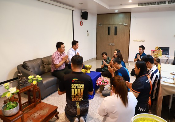 ผู้บริหารและเจ้าหน้าที่สำนักงานคณบดี รดน้ำดำหัวและขอพรคณบดี เนื่องในวันสงกรานต์ สืบสารประเพณีไทย