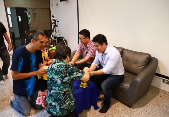 ผู้บริหารและเจ้าหน้าที่สำนักงานคณบดี รดน้ำดำหัวและขอพรคณบดี เนื่องในวันสงกรานต์ สืบสารประเพณีไทย