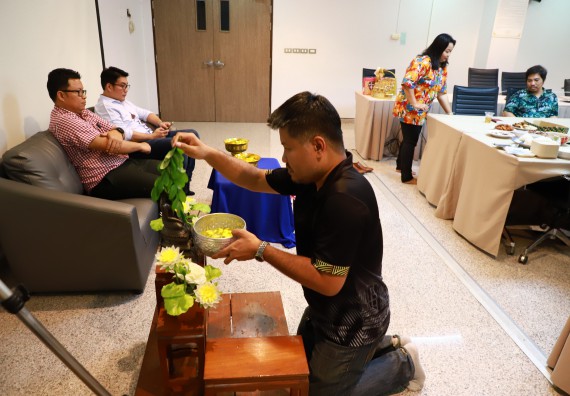 ผู้บริหารและเจ้าหน้าที่สำนักงานคณบดี รดน้ำดำหัวและขอพรคณบดี เนื่องในวันสงกรานต์ สืบสารประเพณีไทย