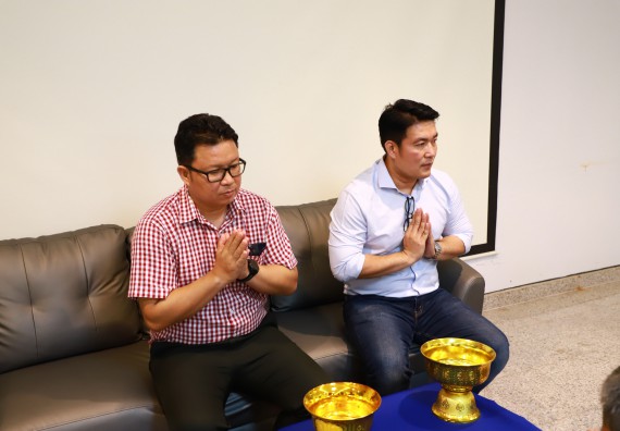 ผู้บริหารและเจ้าหน้าที่สำนักงานคณบดี รดน้ำดำหัวและขอพรคณบดี เนื่องในวันสงกรานต์ สืบสารประเพณีไทย