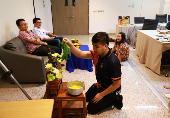 ผู้บริหารและเจ้าหน้าที่สำนักงานคณบดี รดน้ำดำหัวและขอพรคณบดี เนื่องในวันสงกรานต์ สืบสารประเพณีไทย