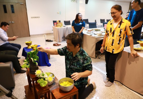 ผู้บริหารและเจ้าหน้าที่สำนักงานคณบดี รดน้ำดำหัวและขอพรคณบดี เนื่องในวันสงกรานต์ สืบสารประเพณีไทย