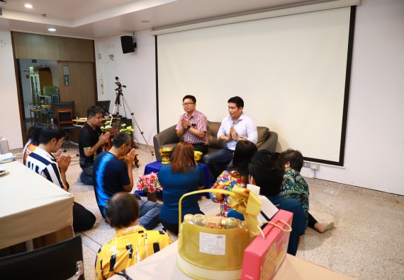 ผู้บริหารและเจ้าหน้าที่สำนักงานคณบดี รดน้ำดำหัวและขอพรคณบดี เนื่องในวันสงกรานต์ สืบสารประเพณีไทย