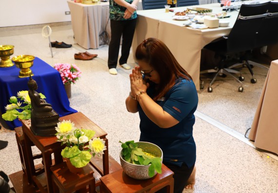 ผู้บริหารและเจ้าหน้าที่สำนักงานคณบดี รดน้ำดำหัวและขอพรคณบดี เนื่องในวันสงกรานต์ สืบสารประเพณีไทย