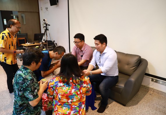 ผู้บริหารและเจ้าหน้าที่สำนักงานคณบดี รดน้ำดำหัวและขอพรคณบดี เนื่องในวันสงกรานต์ สืบสารประเพณีไทย