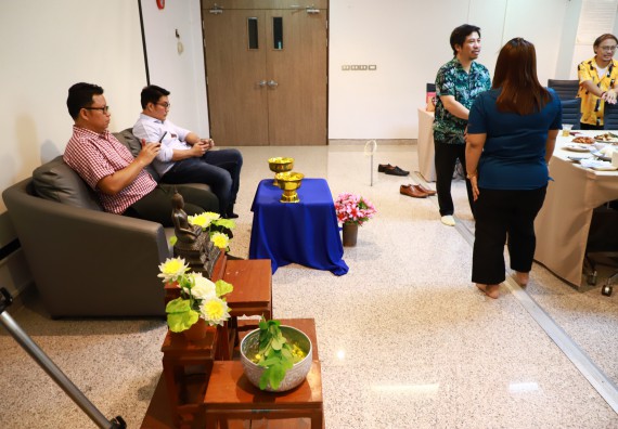 ผู้บริหารและเจ้าหน้าที่สำนักงานคณบดี รดน้ำดำหัวและขอพรคณบดี เนื่องในวันสงกรานต์ สืบสารประเพณีไทย