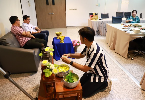 ผู้บริหารและเจ้าหน้าที่สำนักงานคณบดี รดน้ำดำหัวและขอพรคณบดี เนื่องในวันสงกรานต์ สืบสารประเพณีไทย