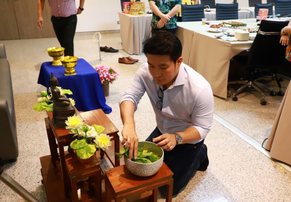 ผู้บริหารและเจ้าหน้าที่สำนักงานคณบดี รดน้ำดำหัวและขอพรคณบดี เนื่องในวันสงกรานต์ สืบสารประเพณีไทย