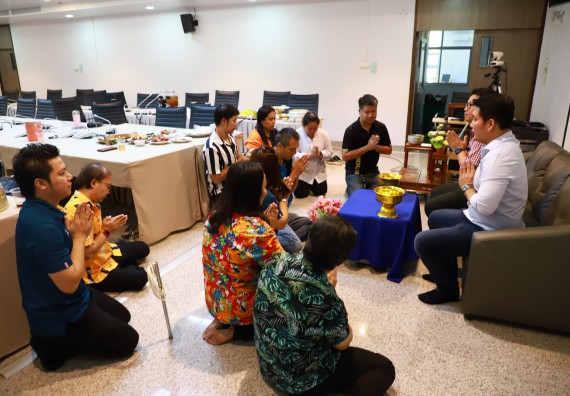 ผู้บริหารและเจ้าหน้าที่สำนักงานคณบดี รดน้ำดำหัวและขอพรคณบดี เนื่องในวันสงกรานต์ สืบสารประเพณีไทย