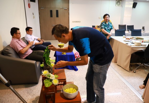 ผู้บริหารและเจ้าหน้าที่สำนักงานคณบดี รดน้ำดำหัวและขอพรคณบดี เนื่องในวันสงกรานต์ สืบสารประเพณีไทย