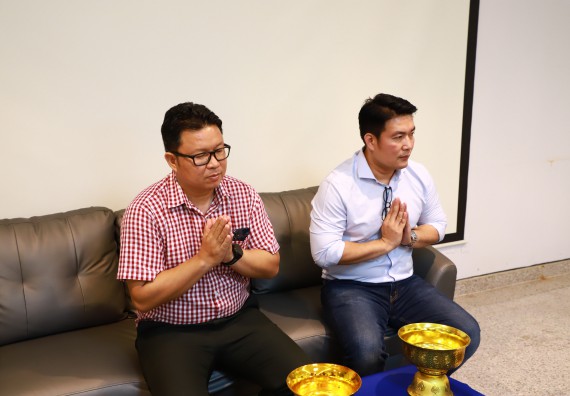 ผู้บริหารและเจ้าหน้าที่สำนักงานคณบดี รดน้ำดำหัวและขอพรคณบดี เนื่องในวันสงกรานต์ สืบสารประเพณีไทย