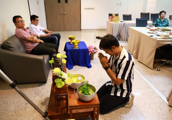 ผู้บริหารและเจ้าหน้าที่สำนักงานคณบดี รดน้ำดำหัวและขอพรคณบดี เนื่องในวันสงกรานต์ สืบสารประเพณีไทย