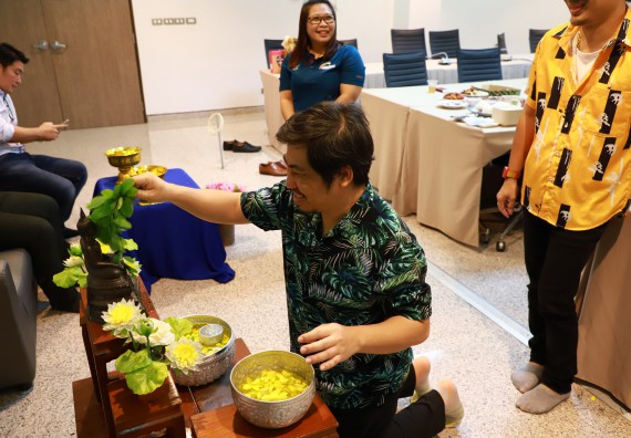 ผู้บริหารและเจ้าหน้าที่สำนักงานคณบดี รดน้ำดำหัวและขอพรคณบดี เนื่องในวันสงกรานต์ สืบสารประเพณีไทย